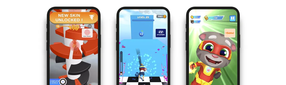 Audiomob モーメンツの利用イメージ。スキン解除、レベル到達、パワーアップの瞬間に、Sony Music・Hyundai・Babbelのロゴがゲーム画面に表示される3台のスマートフォン