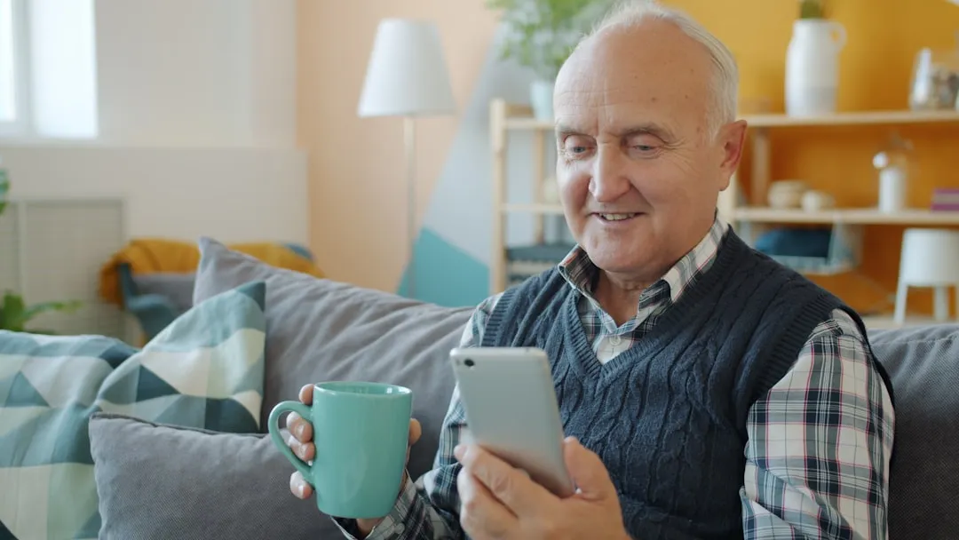 スマートフォンで動画広告を視聴する様子(リワード広告のイメージ)