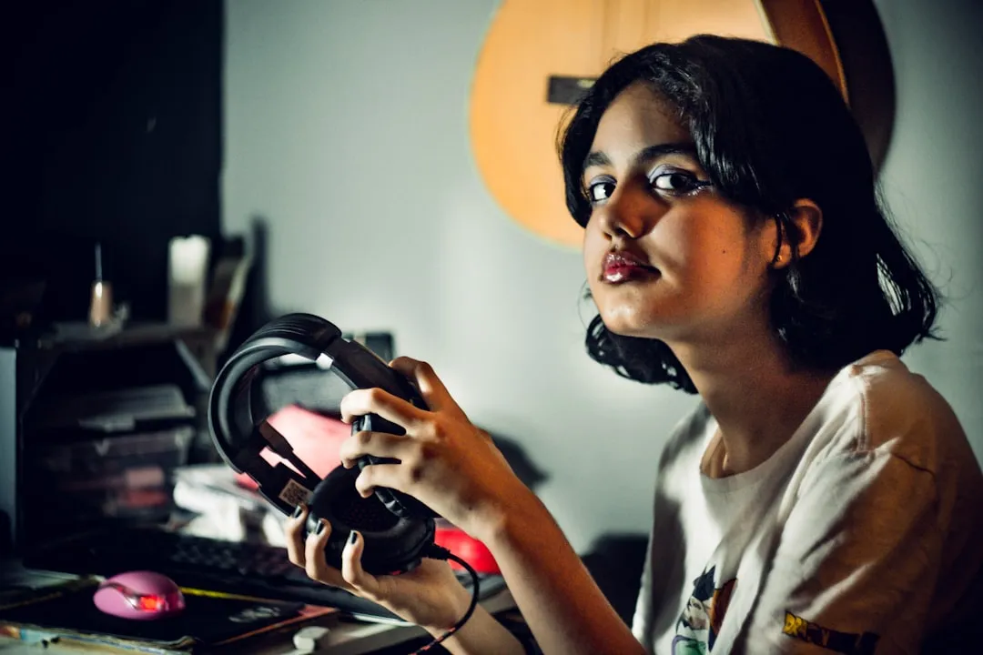 Z世代がオンラインゲームでコミュニケーションしている様子