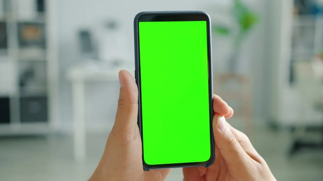 スマートフォンを持つ手：ブランデッドリワード広告ではユーザーが能動的に動画を視聴してゲーム内報酬を受け取り、ブランドへの好意が生まれる
