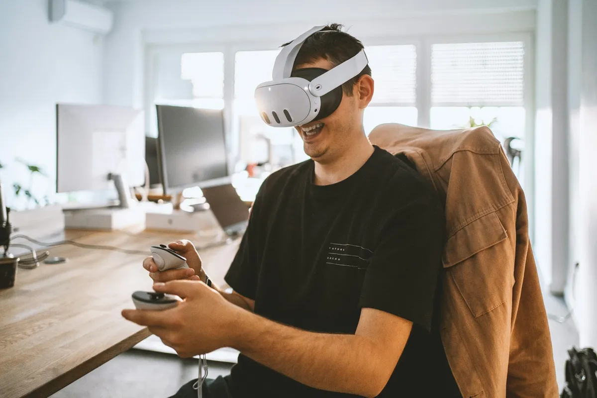 VRヘッドセットを装着し仮想空間に没入するユーザー