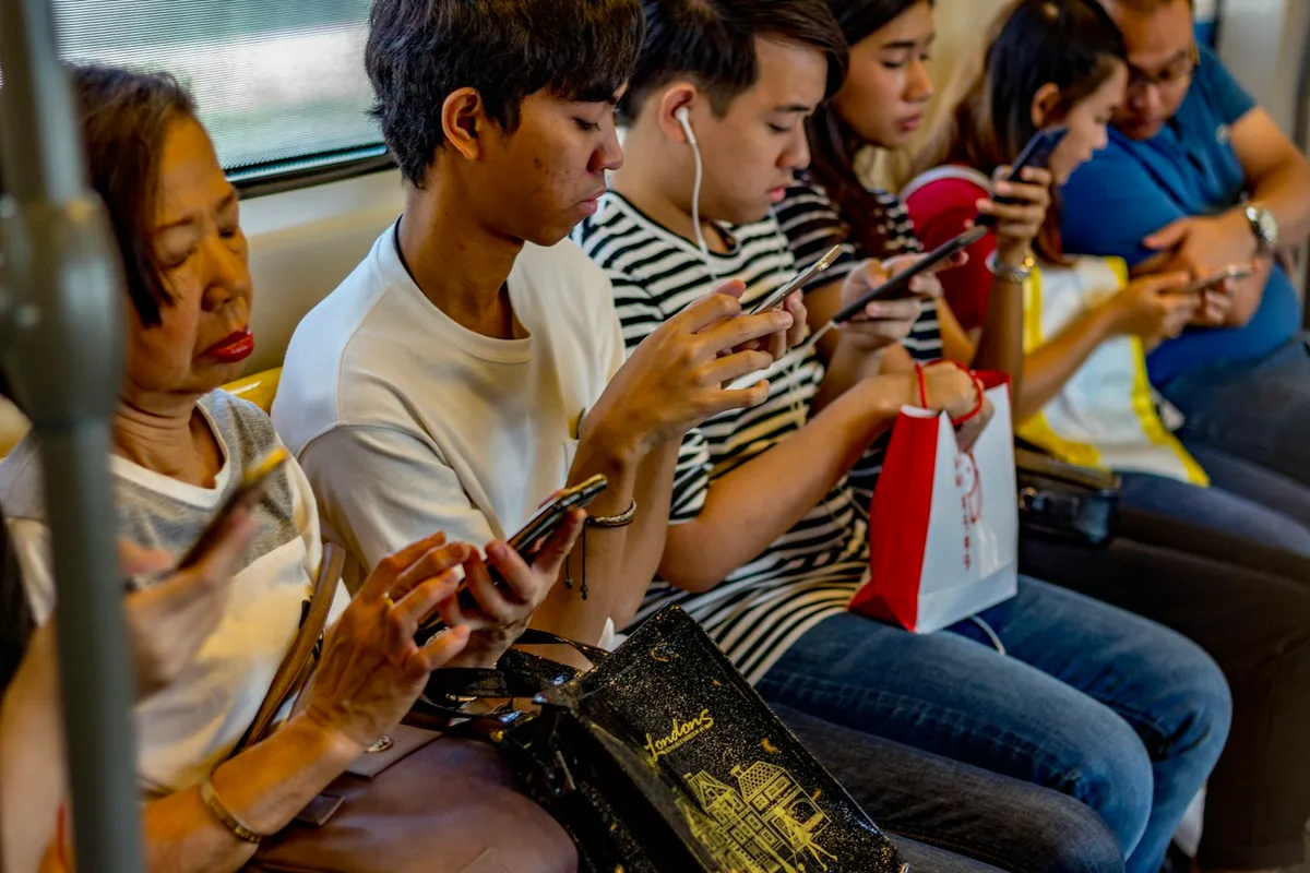 スマートフォンで企業の発信を日常的にチェックするZ世代・ミレニアル世代の若年層