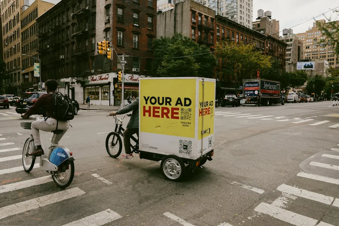 デジタル広告ターゲティングの配信イメージ：都市部での広告接触シーン