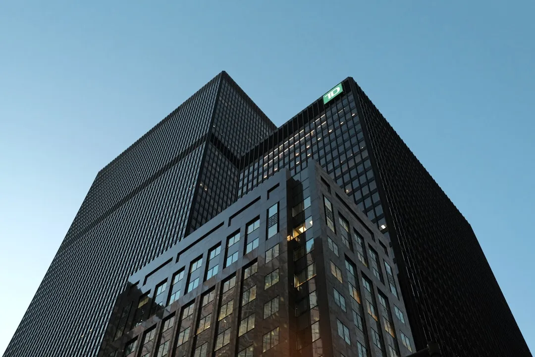 不動産・住宅業界のブランド体験施策が急務になっている背景を示す都市ビル群の写真