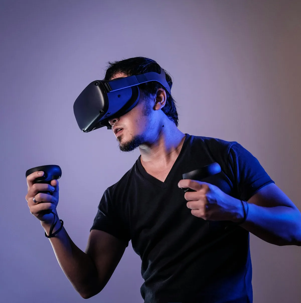 VRヘッドセットでメタバースプラットフォームを体験するユーザー
