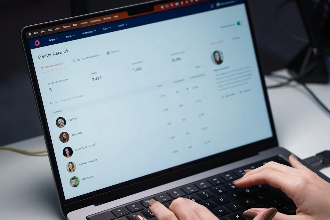 オンラインコミュニティのチャット画面とデジタルコミュニケーション基盤のイメージ（Discordブランド施策のイメージ）