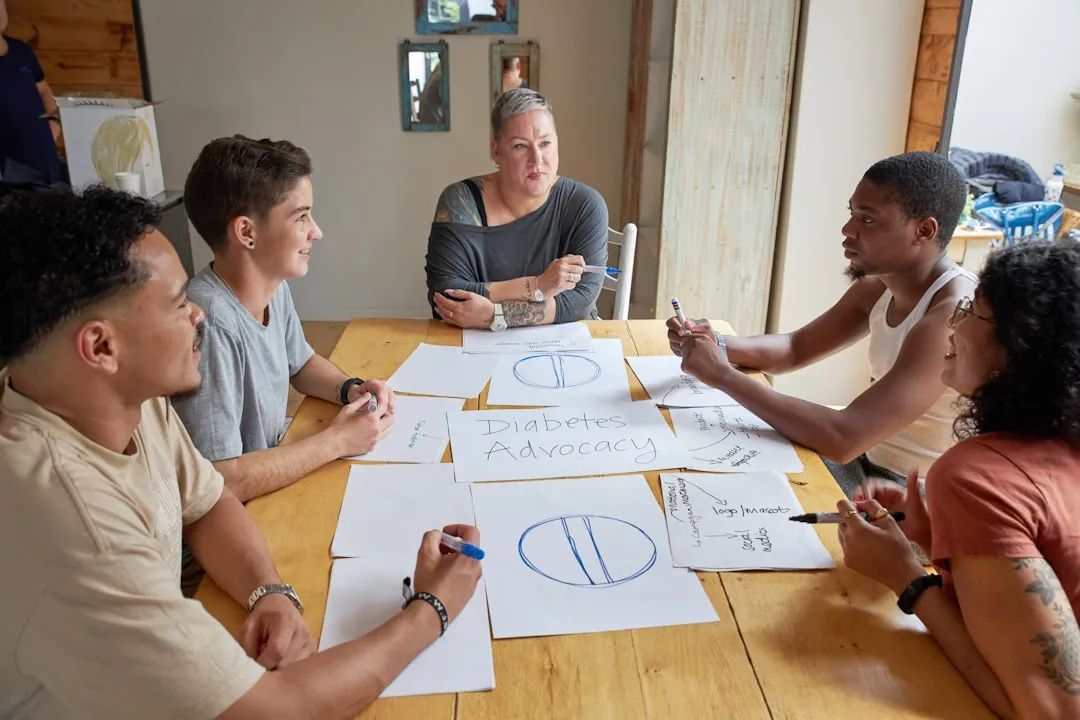 マーケティング戦略をチームで議論するビジネスシーン