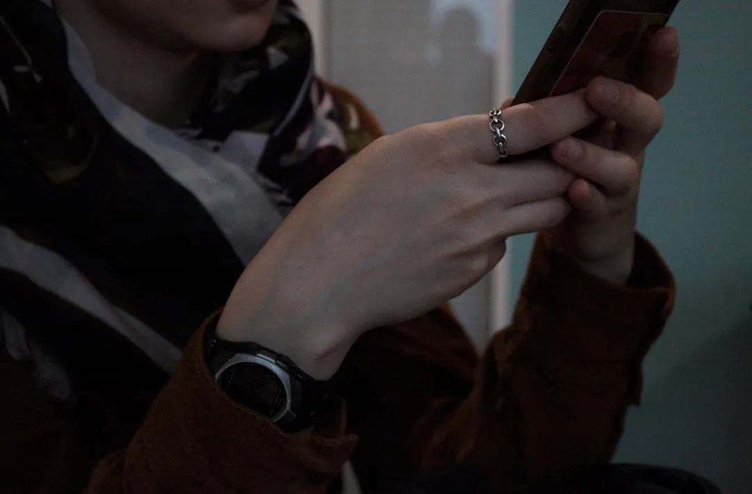 スマートフォンでモバイルゲームをプレイする様子。ゲーム空間内でブランドと接触する新しい広告手法のイメージ。