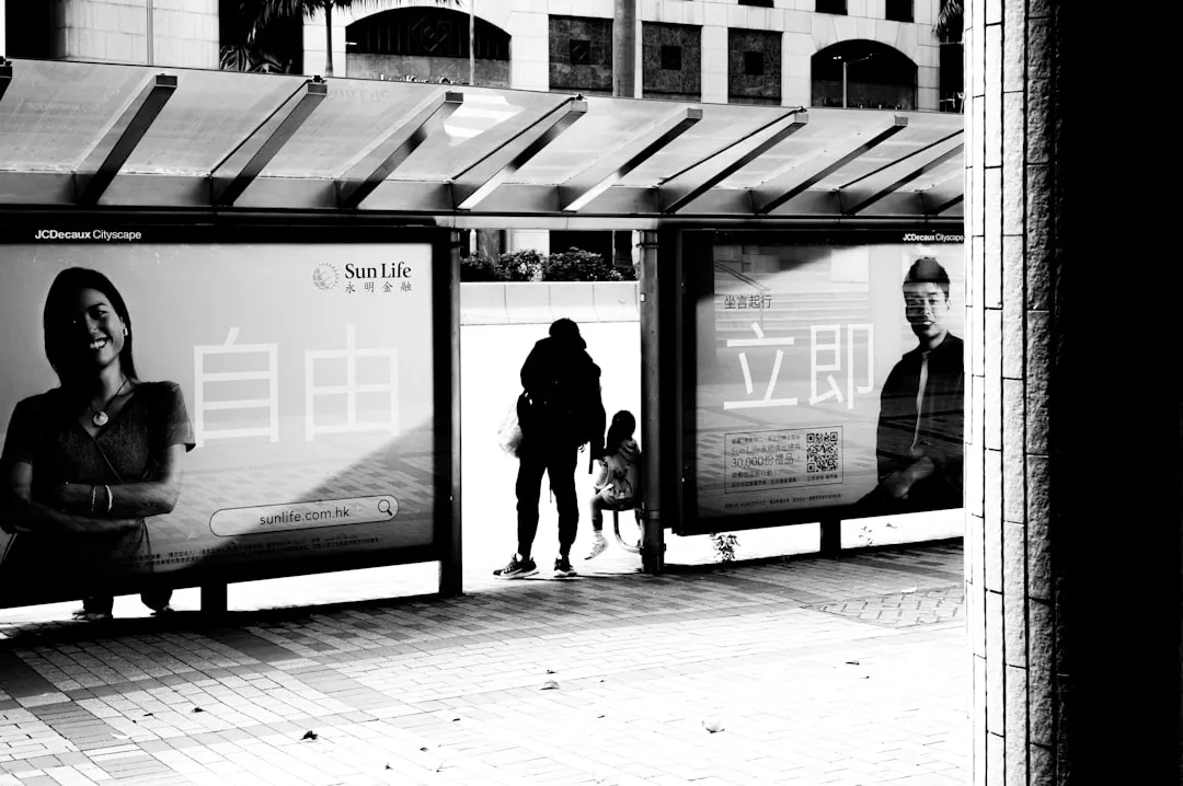 デジタル広告キャンペーンのメディア展開イメージ（バス停デジタルサイネージ）