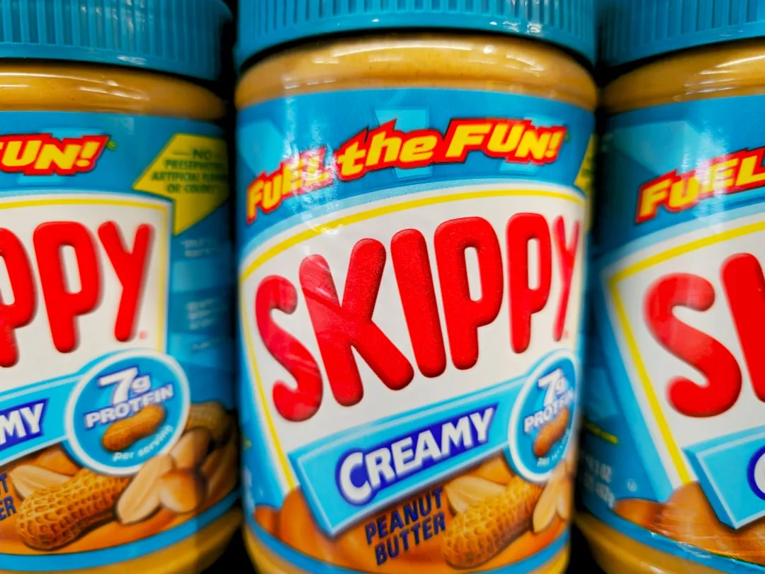 スーパーマーケットの棚に並ぶ食品・飲料商品(ブランドロイヤルティの課題を象徴)