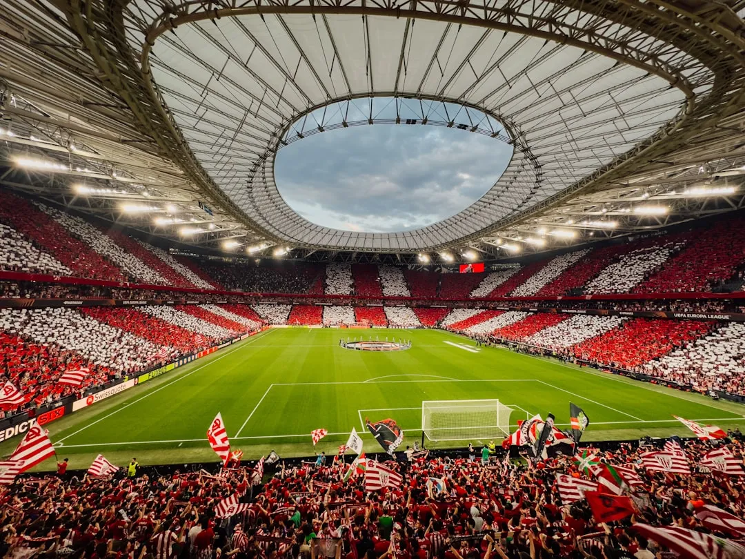 スポーツスタジアムでの観客とスポンサーシップ活動の様子