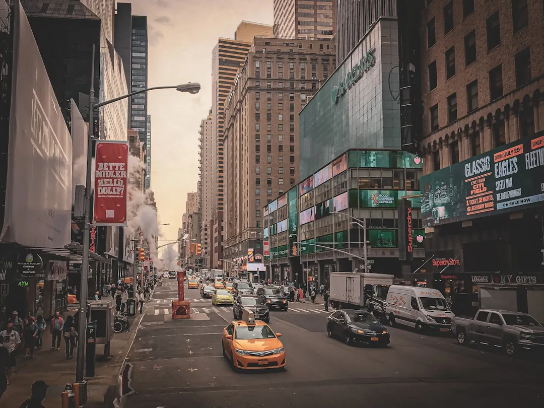 都市のデジタルサイネージと屋外広告が並ぶ街並み」OOHの顧客接点課題