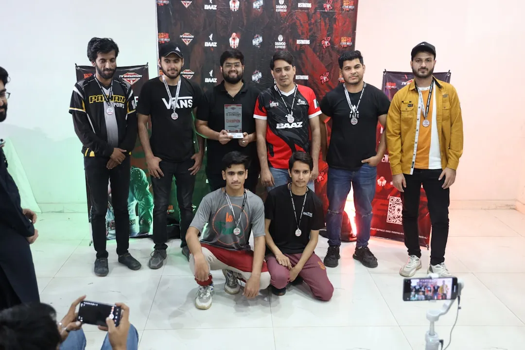 eスポーツコミュニティ：ゲームを楽しむ若者グループの様子