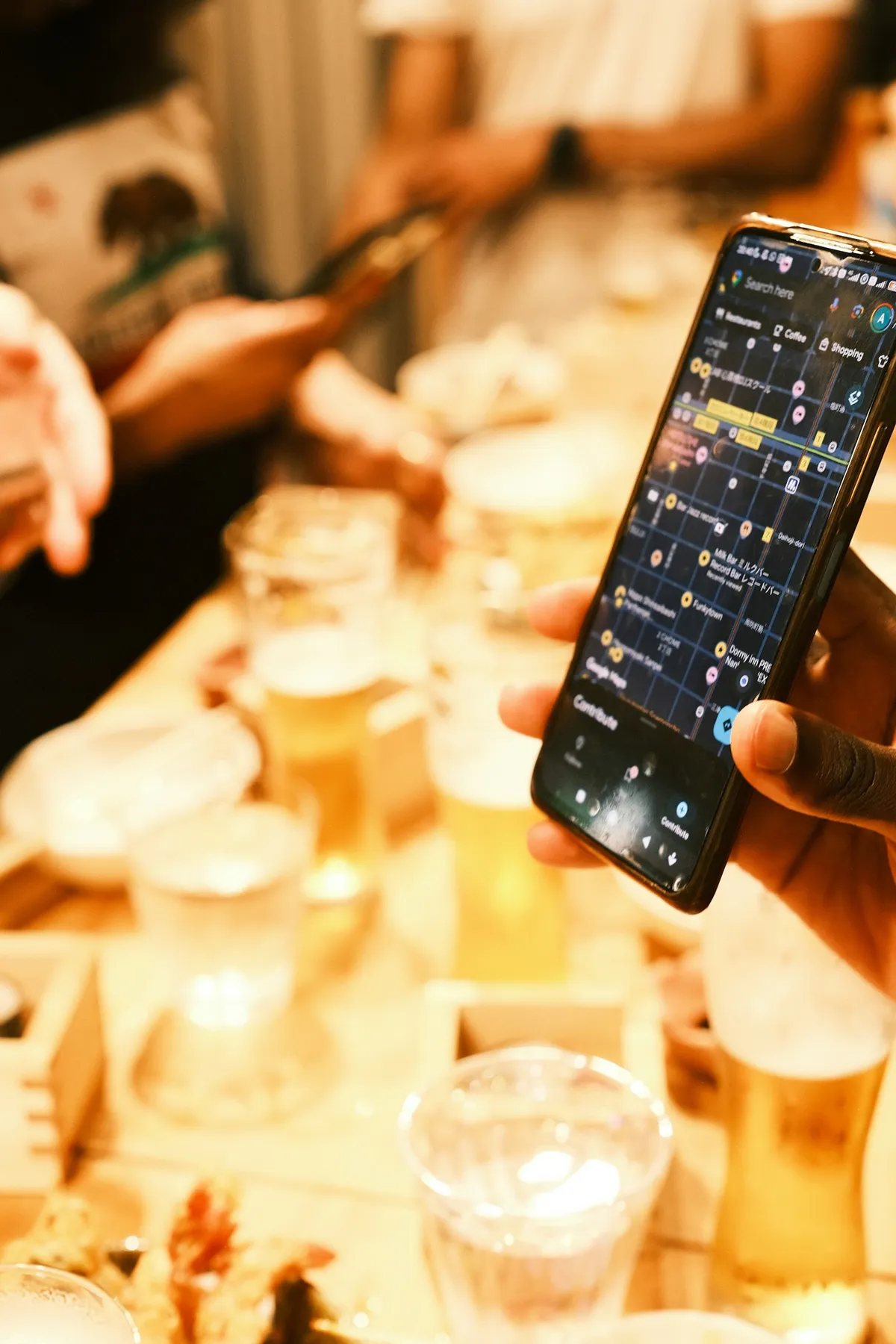 スマートフォンでグルメサイトやGoogleマップを使い来店前にお店を比較検討するイメージ