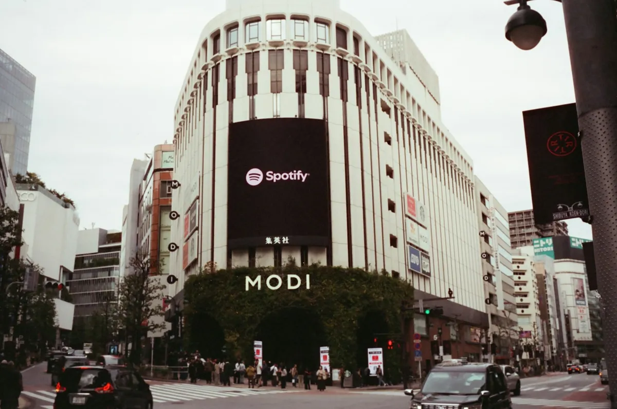 都市部のデジタルサイネージ（DOOH）