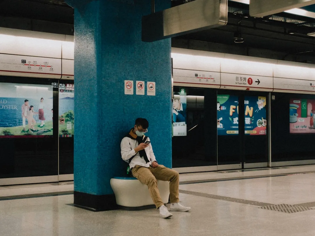 若年層の通勤・移動シーン。交通インフラは日常的に利用されるが好感の能動的形成が課題」 width=