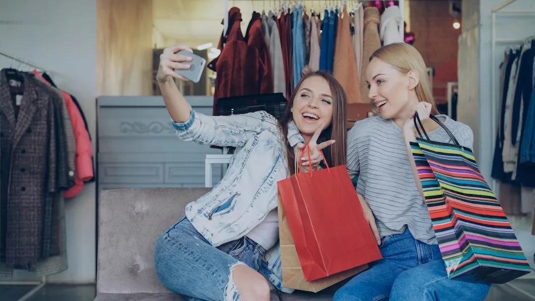 D2Cと従来型B2C・ECプラットフォームの違いを示すショッピングシーン