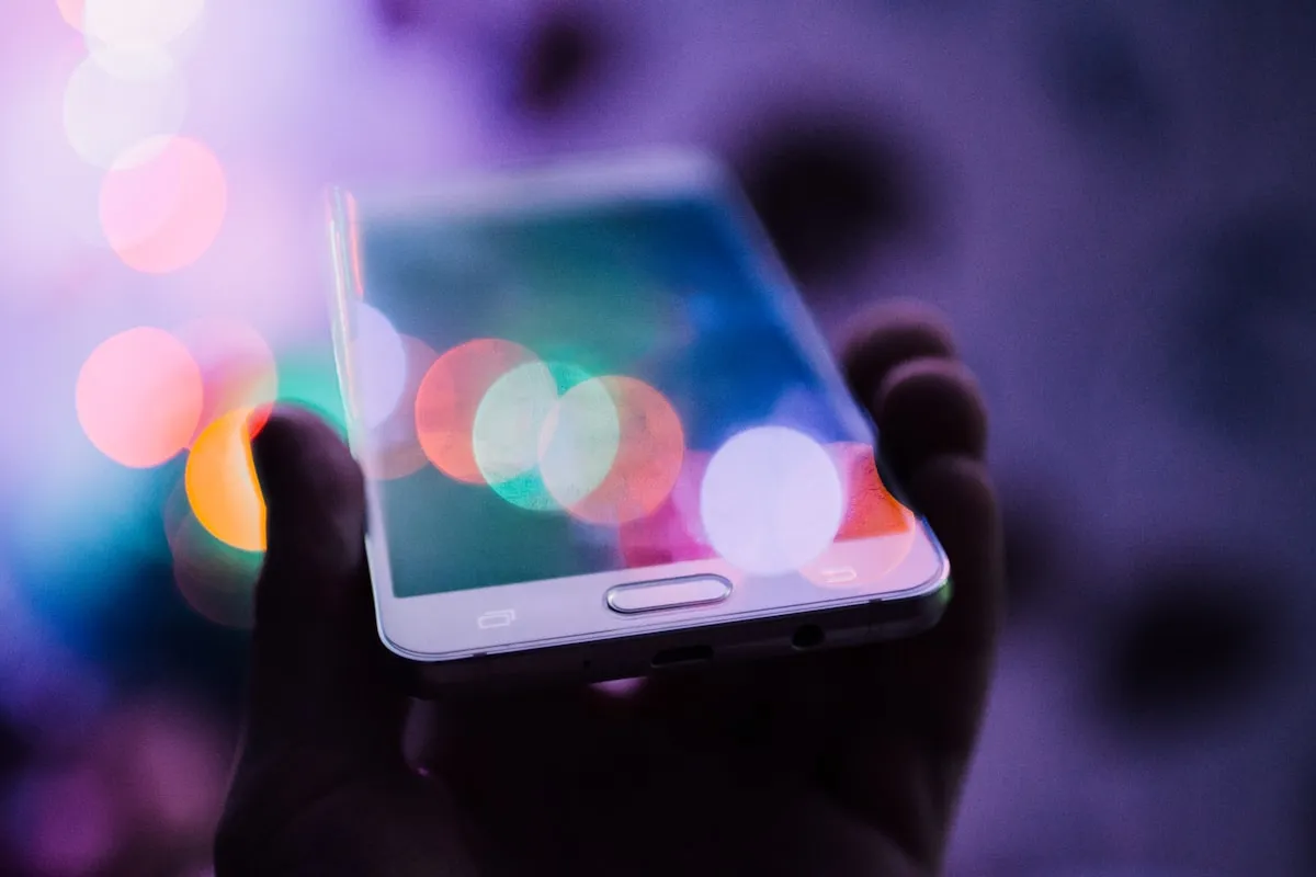 スマートフォン上で複数のSNS・アプリ・動画など多様なデジタル接触点が分散している様子