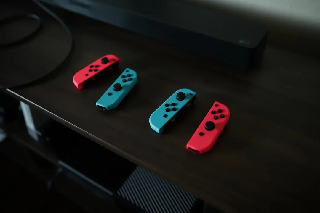 ゲームコントローラーの並ぶ写真。ゲーム内サイネージ広告は現代型プロダクトプレイスメントの一形態