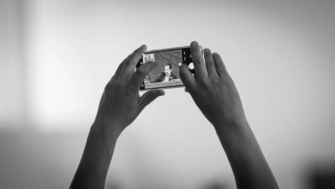 スマートフォンでモバイルゲームをプレイする若年層ユーザー
