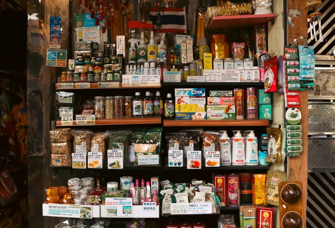 消費財・飲料製品が並ぶ店舗の棚と家族向け施策のイメージ