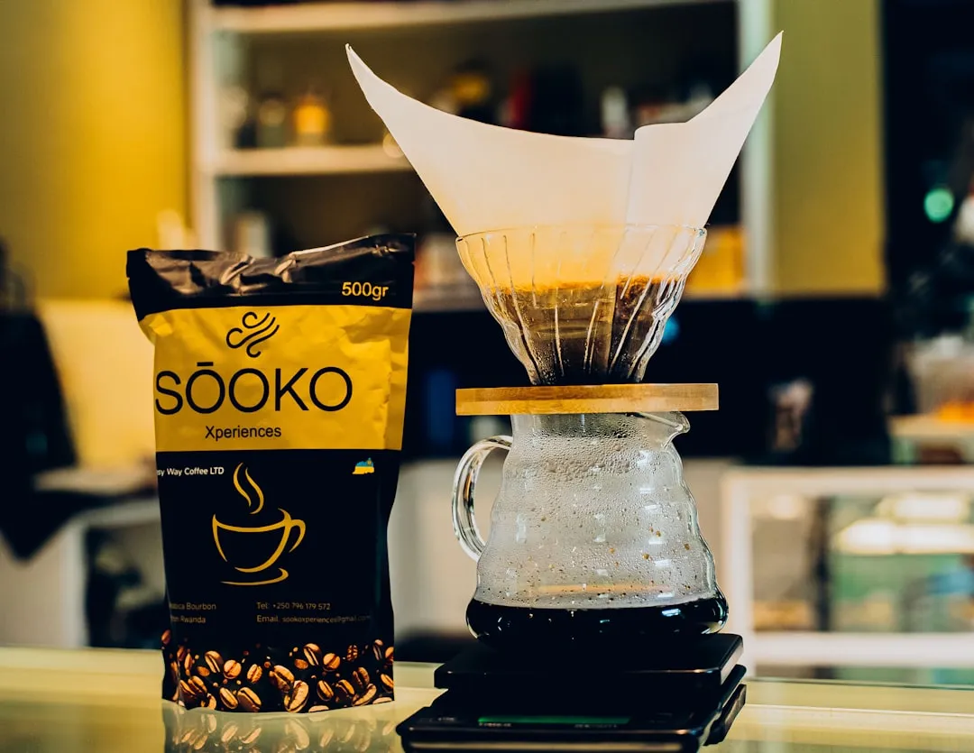 コーヒー豆とドリップコーヒーメーカー——嗅覚マーケティング（セントマーケティング）においてコーヒーの香りがブランド体験を形成する事例