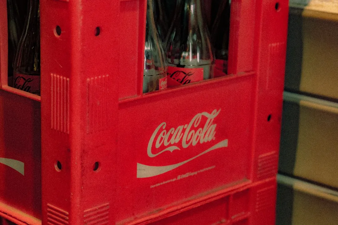 食品・飲料・日用品・外食の4業種別ゲーム内広告クリエイティブ設計ポイントの比較図