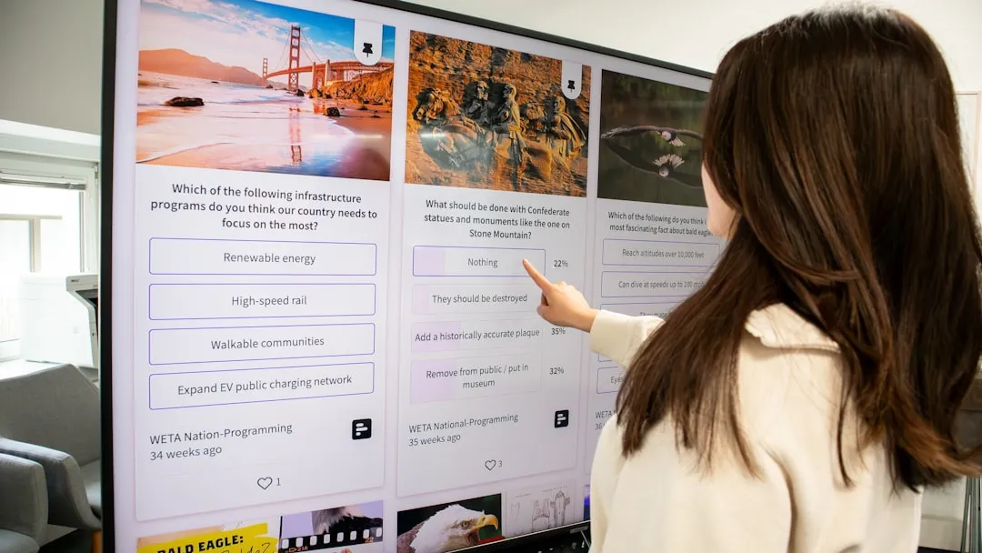 Ad-Virtuaのゲーム内広告配信イメージ（ゲームプレイ空間に表示されるブランドのサイネージ広告）