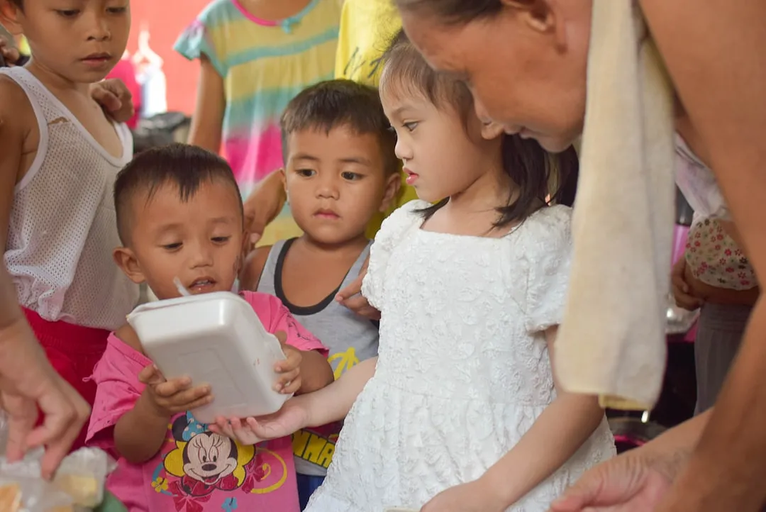 スマートフォンでゲームをプレイする子どもたちのグループ