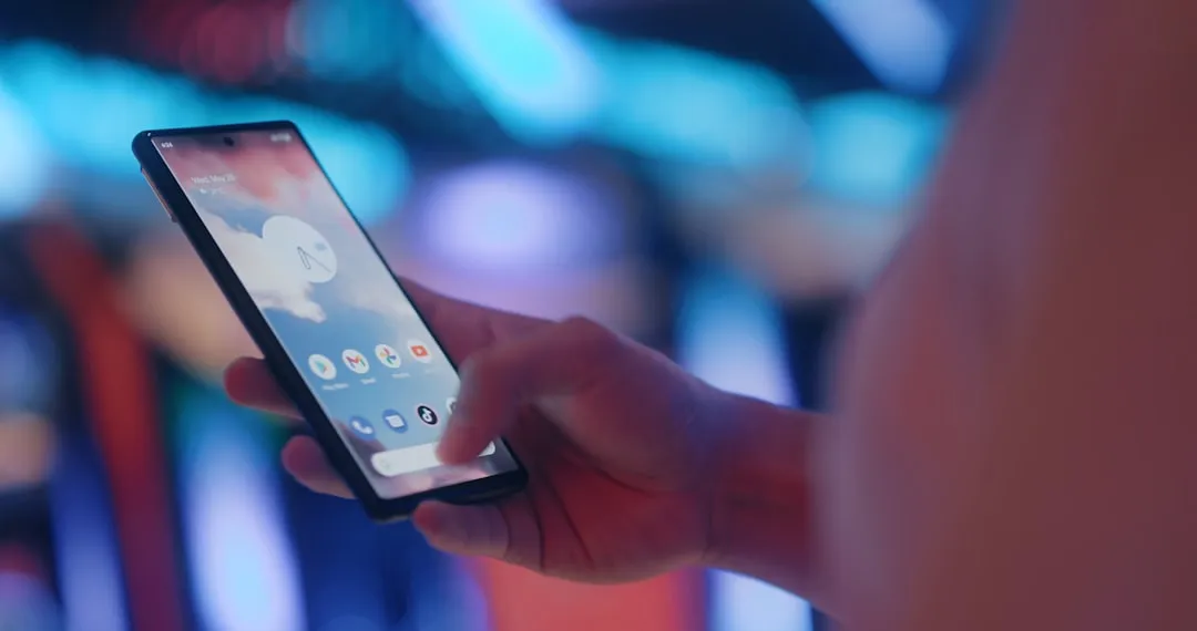 スマートフォンで広告コンテンツに接触するユーザーのイメージ