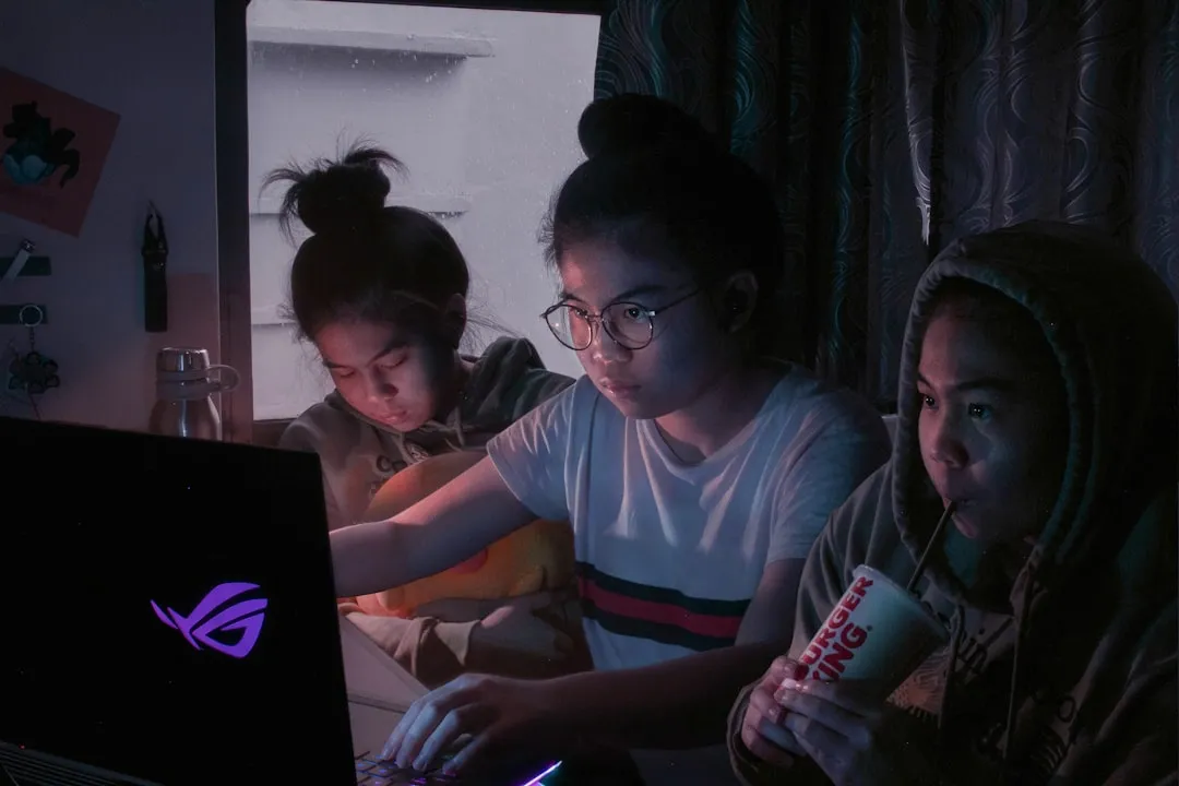 α世代の子どもたちがタブレットやスマートフォンでゲームを楽しむ様子」 width=