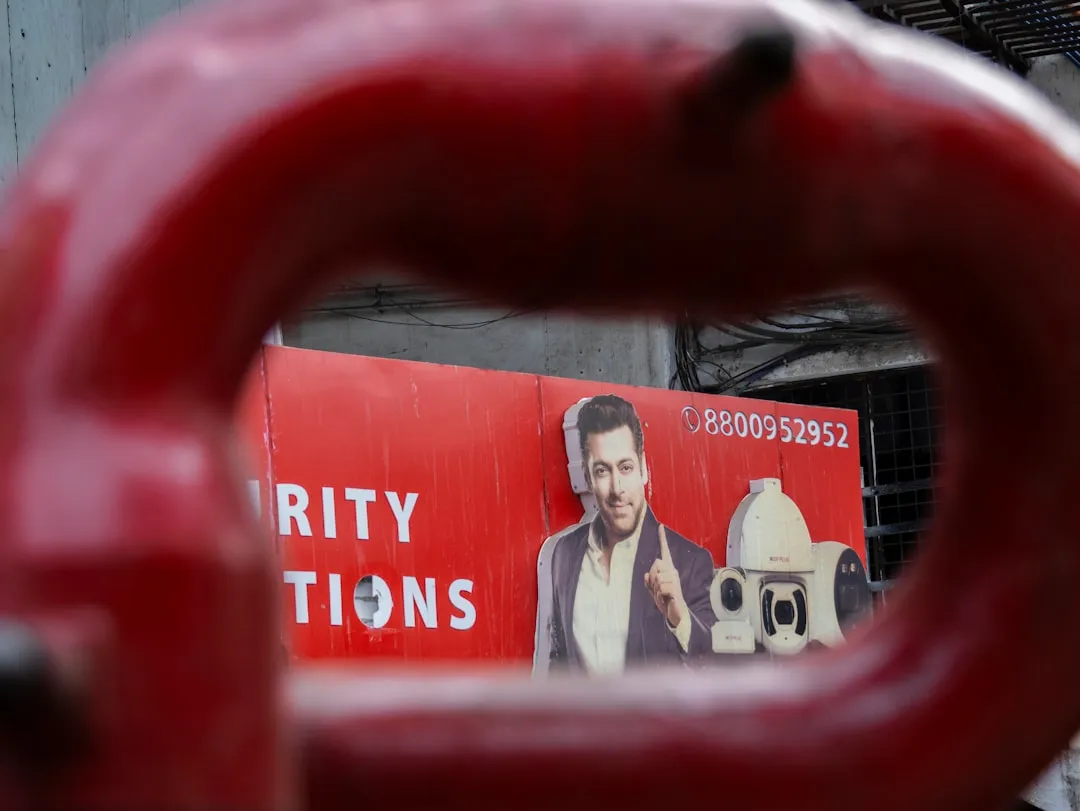 ブランドセーフティとコンテキストターゲティングの両立を示す広告設計イメージ