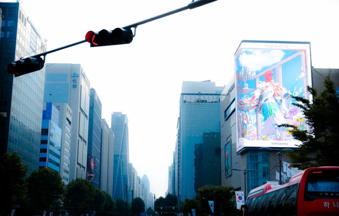 都市の街頭に設置されたデジタル広告スクリーン。ゲーム内広告を含む媒体フォーマット別の特性比較のイメージ。