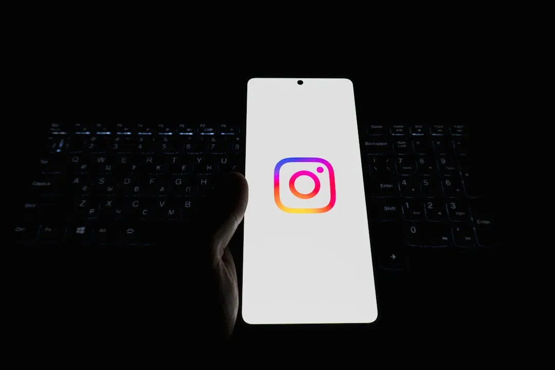 SNSキャンペーンで拡散されるスマートフォンマーケティングのイメージ