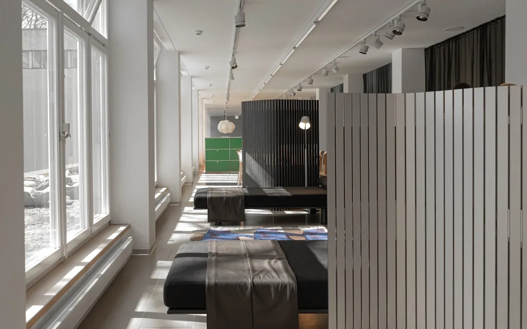 モダンなショールーム内観とブランド空間デザイン