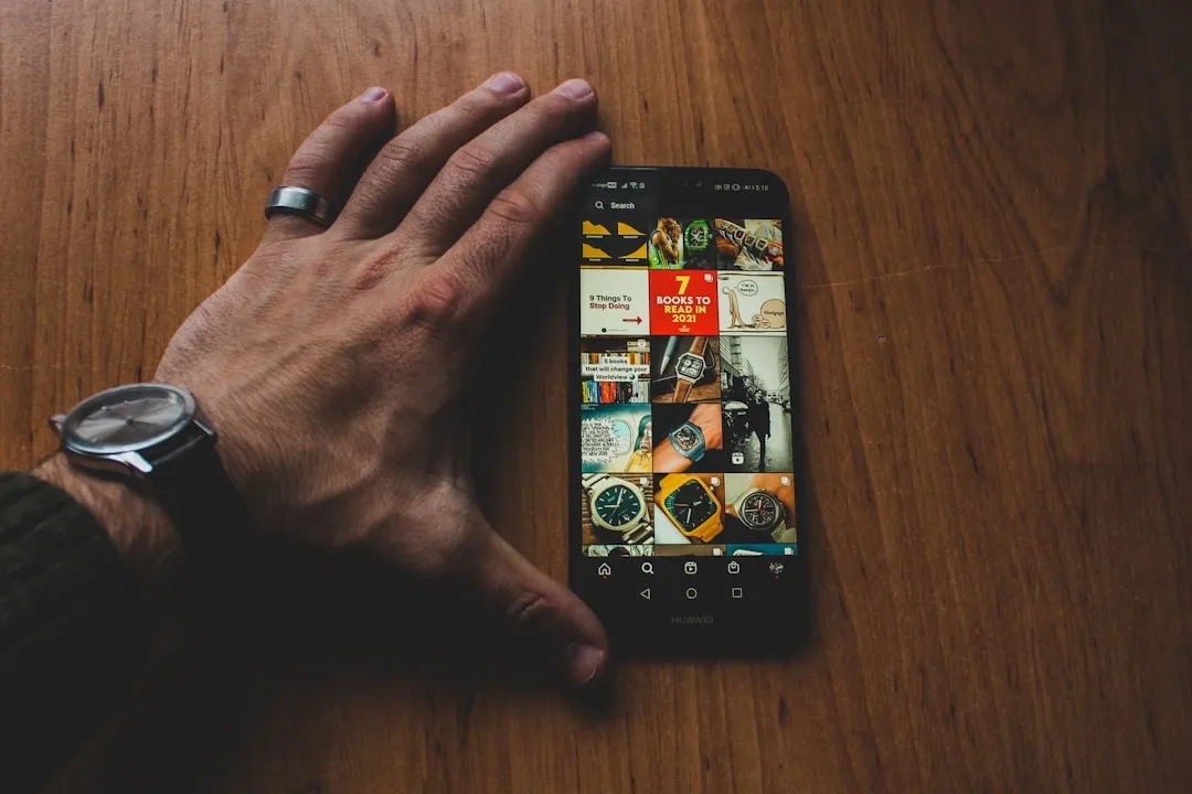 インフルエンサーがスマートフォンでコンテンツを制作している様子」 width=