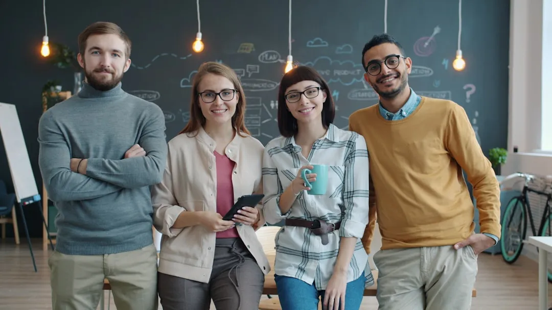 B2B企業のブランド体験設計に取り組む多様なチームメンバーの様子