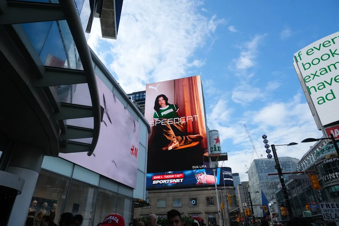 ゲーム内広告のデジタルビルボードと各広告形式の種類」 width=