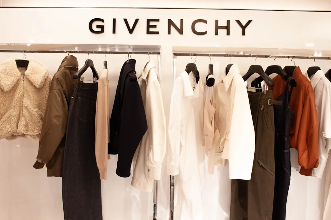 ブランドのポップアップストアでショッピングを楽しむ若年層の消費者