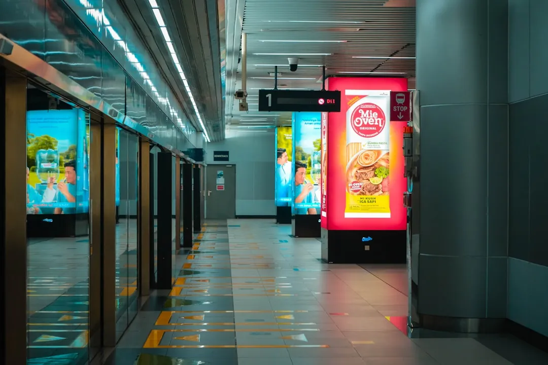 屋外広告が設置された通路——OOH・DOOH広告の設置イメージ