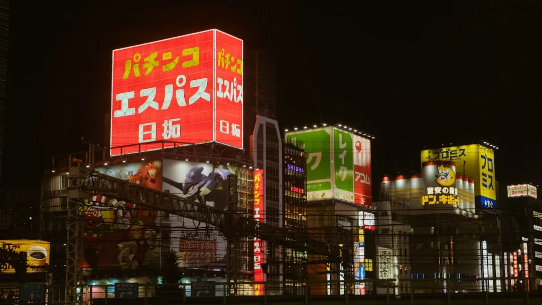 夜の新宿・歌舞伎町の街並み－SHIBUYA109のFortnite施策やホテルプラザオーサカの大阪文化発信に通じる、Z世代が日常的に接触する都市文化とゲーム空間の融合