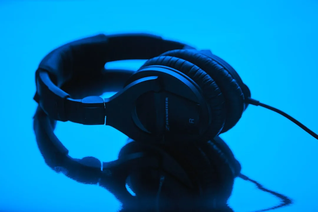 ヘッドホンで音楽を聴きながらポッドキャスト・音声広告を体験するユーザー」width=