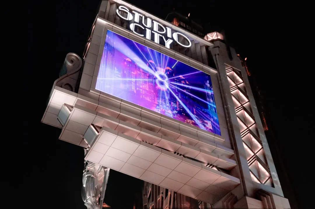 Ad-Virtuaのゲーム内広告配信のイメージ：ゲーム空間の看板・モニターに動画広告を表示