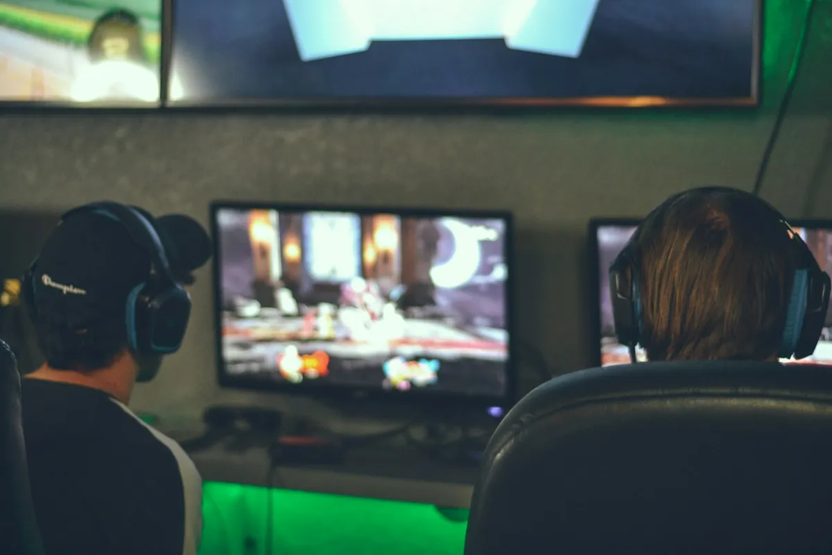 複数のモニターでゲームプレイ中のeスポーツ環境——サイネージ型広告の主要接触シーン