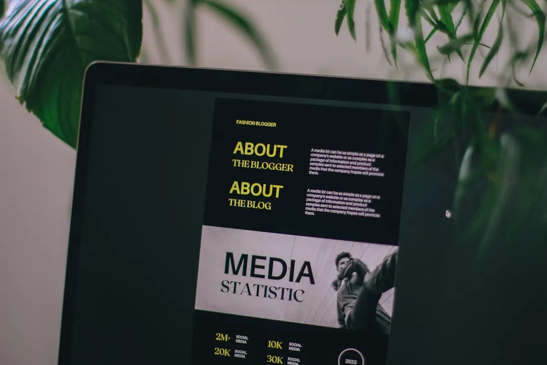 プログラマティック広告テクノロジーの仕組みを示すデジタルディスプレイ