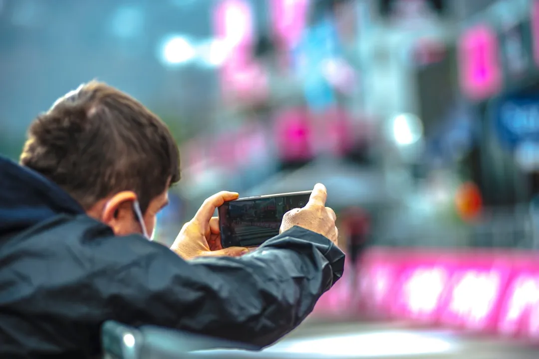 スマートフォンでゲームをプレイする男性。モバイルゲーム広告のターゲット層であるゲームユーザーのイメージ」 width=