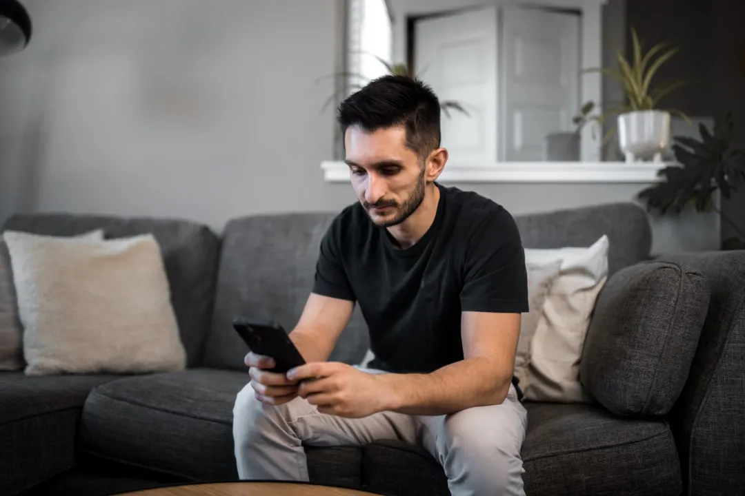 スマートフォンでカジュアルゲームをプレイするユーザーのイメージ（カジュアルゲーマーセグメントの特性）