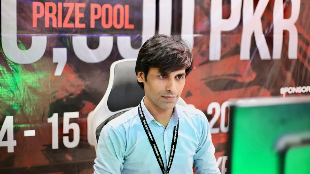 eスポーツ大会でゲーミングモニターに向かうプレイヤーの活用事例イメージ