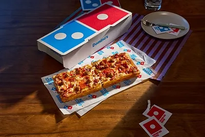 ドミノ・ピザが2026年8月に米国で発売した1人用のデトロイトスタイルピザ「Domino」