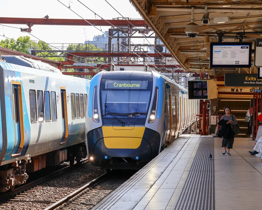 鉄道駅のホームに停車する列車。交通インフラ企業のブランド施策事例のイメージ」 width=
